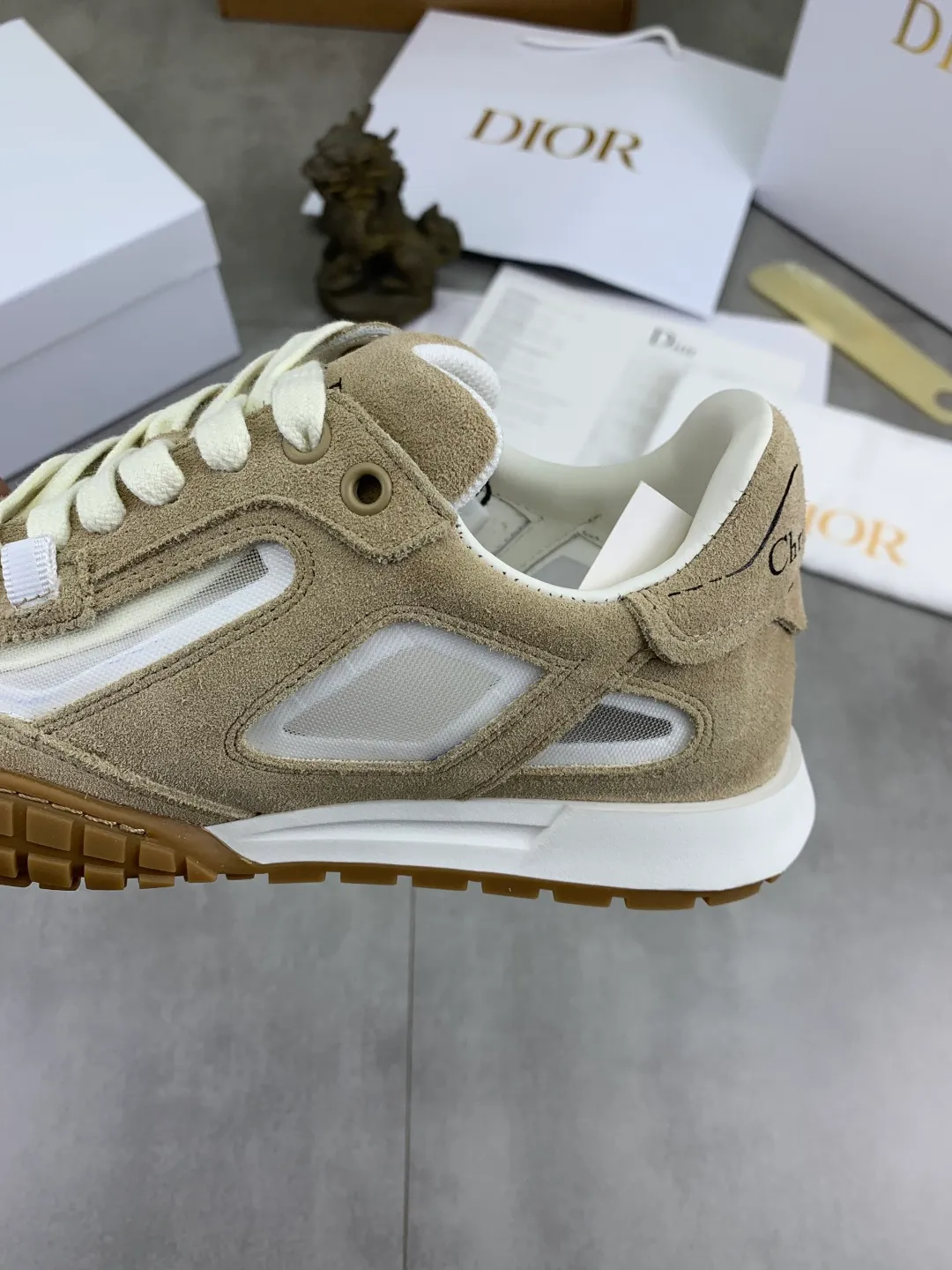 Men's men's shoes P560 new Dior Tech sneakers 2026 early spring series new products, with fashionable details, highlighting retro aesthetics. The light beige anti-suede cow leather upper is spliced ​​with apricot transparent mesh fabric on the side. The upper window edge is adhered with high-frequency flat ironing and back-pressure. It replicates the original craftsmanship, making it beautiful and comfortable without falling off. The interior is made of sheep lining of the same color and is soft and comfortable. The heel and tongue are embellished with the Paris logo. The textured TPU soles with the same color logo. The high-end version is exquisitely packaged with an airplane box, adding to the high-end style. Color: 4️⃣colors available Size: Female 35-41 Male 39-46